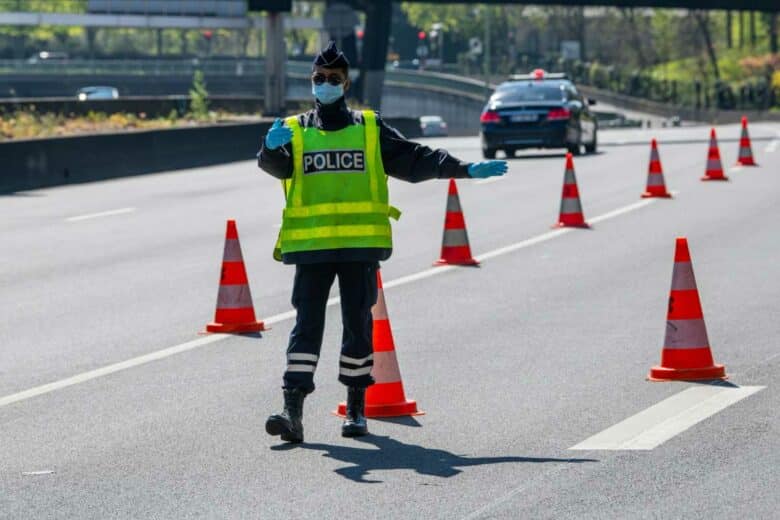 Un contrôle routier par les forces de l'ordre.
