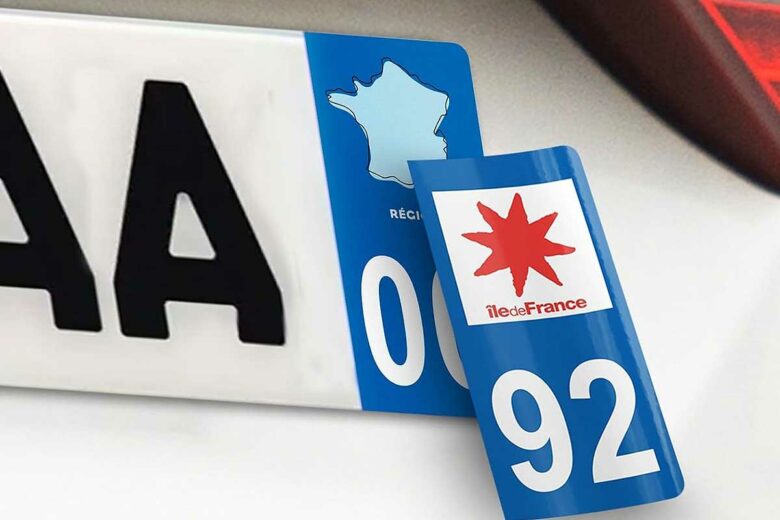 Un autocollant de plaque d'immatriculation.