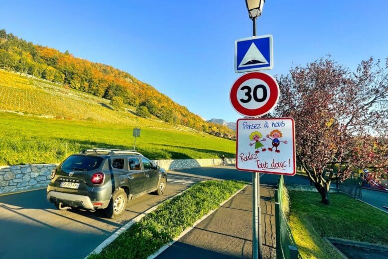 Une zone fréquentée par des enfants avec un ralentisseur.