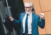 Une personne à l'âge de la retraite heureuse.
