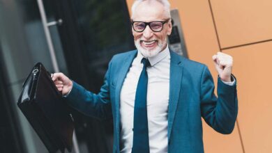 Une personne à l'âge de la retraite heureuse.