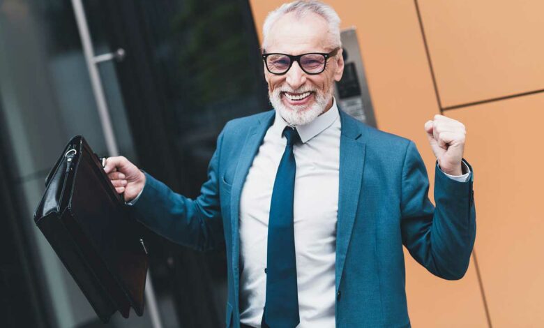 Une personne à l'âge de la retraite heureuse.