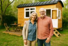 Un couple de retraités devant leur tiny house.