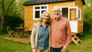 Un couple de retraités devant leur tiny house.