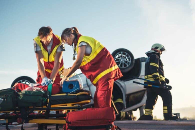 Les secours prennent en charge une personne.