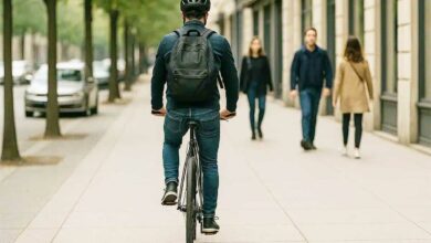 Un cycliste roule sur le trottoir.