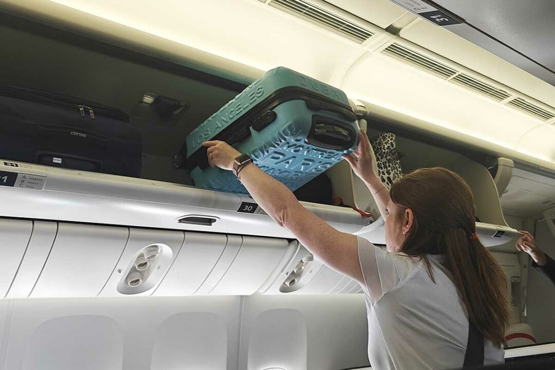 Un bagage cabine dans un avion.