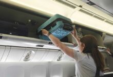 Un bagage cabine dans un avion.