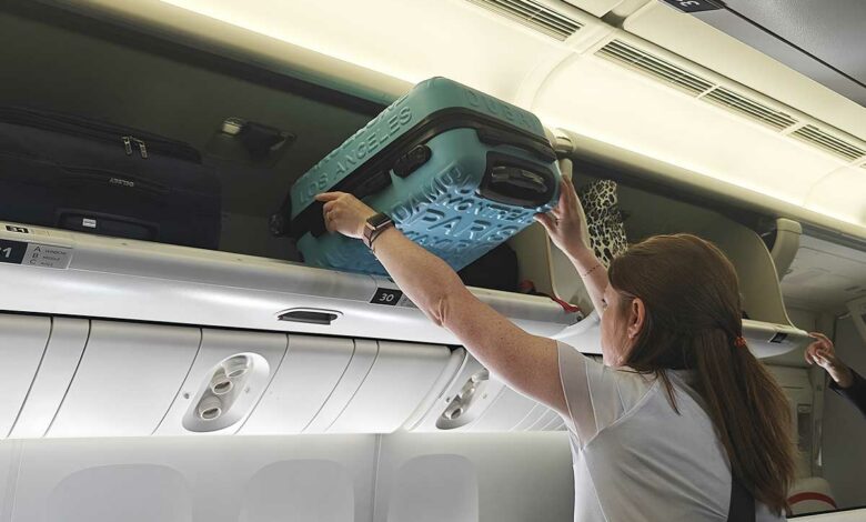 Un bagage cabine dans un avion.