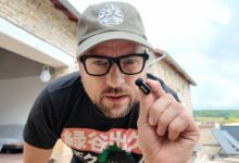 Je teste le plus petit micro-cravate au monde.