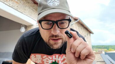 Je teste le plus petit micro-cravate au monde.
