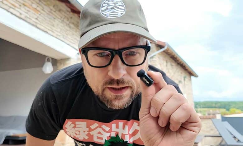 Je teste le plus petit micro-cravate au monde.