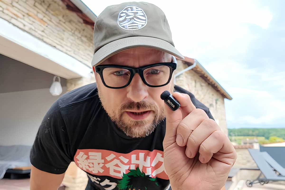 Je teste le plus petit micro-cravate au monde.