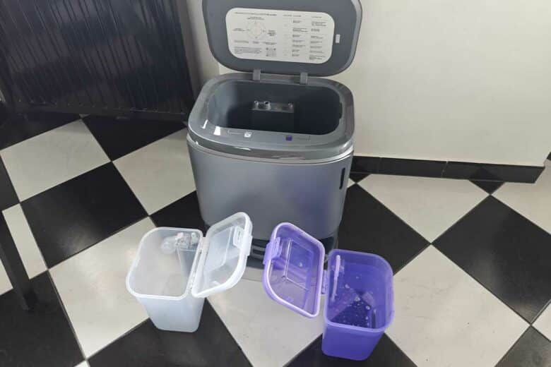 Le bac d'eau propre à droite (violet), le sale à gauche.