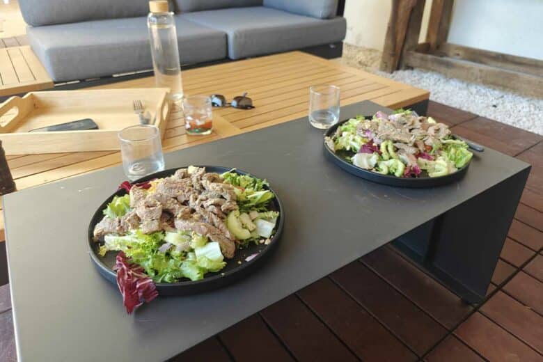 La table en aluminium.