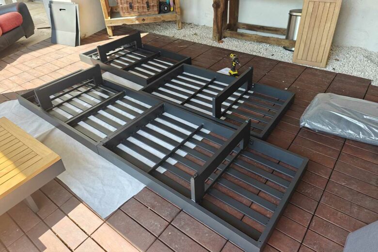 Le montage des bancs.