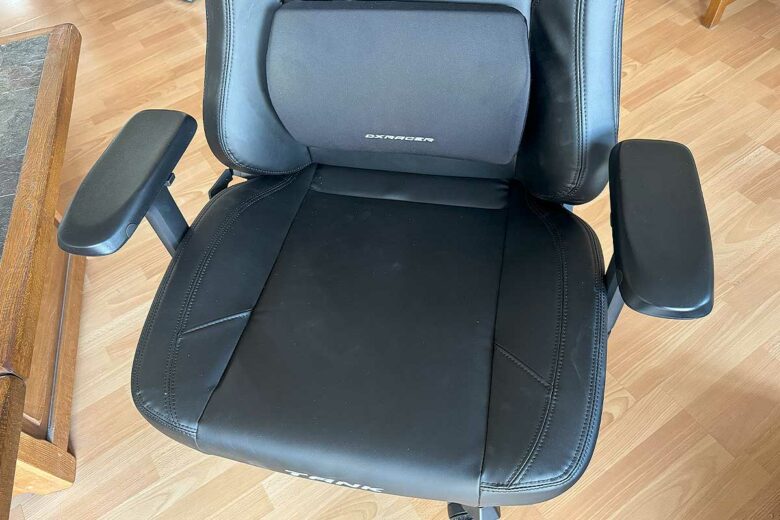 L'assise large de la chaise.