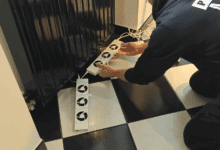 Fixation d'un amplificateur sous le radiateur.
