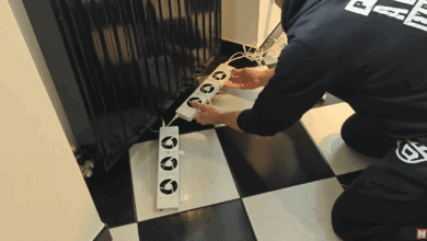 Fixation d'un amplificateur sous le radiateur.