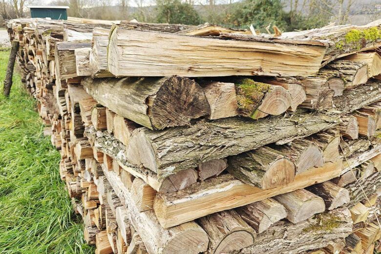 Du bois empilé stocké pour l'hiver.