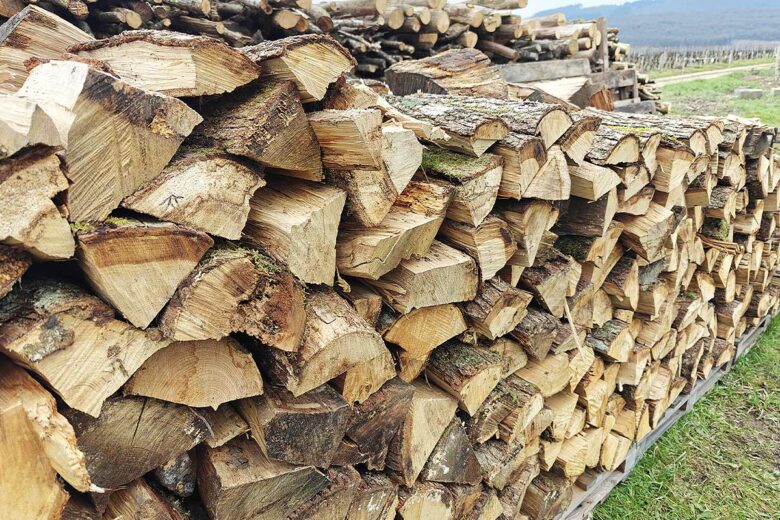 Un tas de bois pour le chauffage.