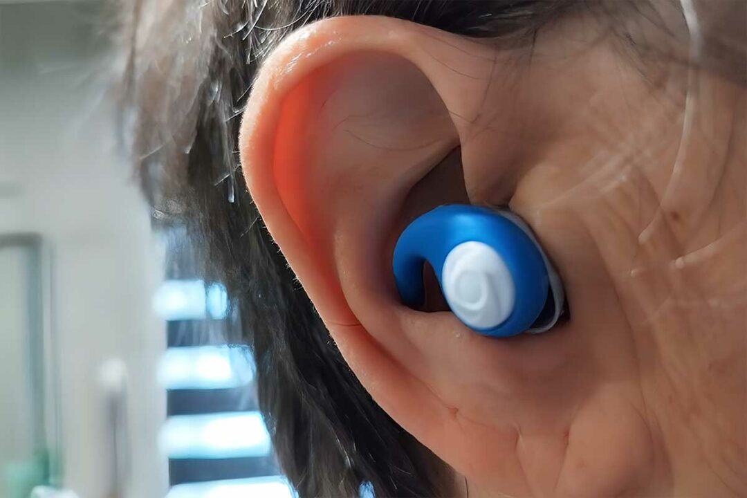 Une personne porte des bouchons d'oreille.