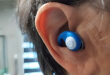 Une personne porte des bouchons d'oreille.