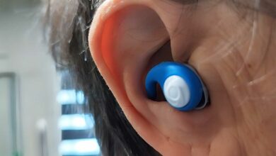 Une personne porte des bouchons d'oreille.