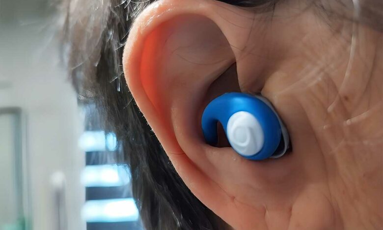 Une personne porte des bouchons d'oreille.