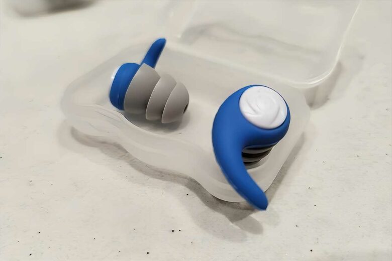 Des bouchons d'oreille dans leur boite.