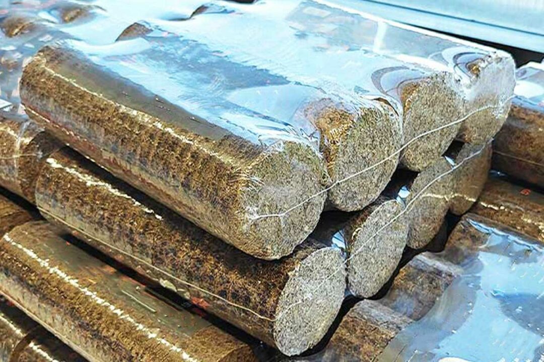 Des buches de bois compressé.