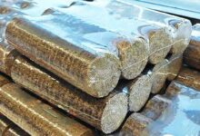 Des buches de bois compressé.