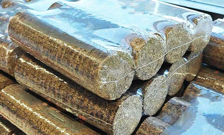 Des buches de bois compressé.