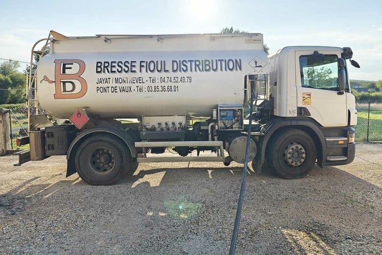 Un camion de livraison de fioul domestique.