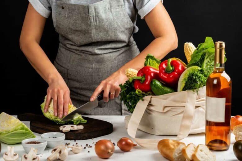 Une femme cuisine.