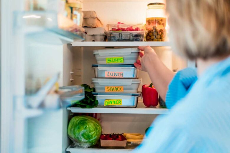 Des repas préparés à l'avance dans le frigo.