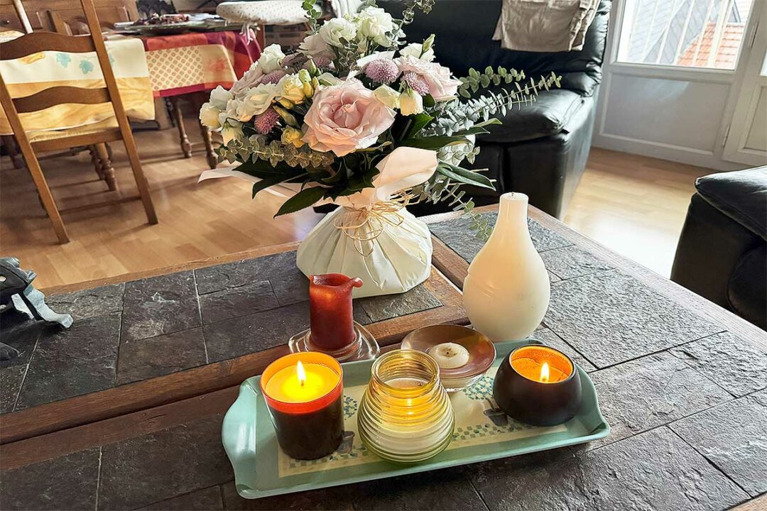Une table avec des bougies.