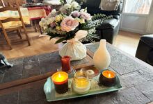 Une table avec des bougies.