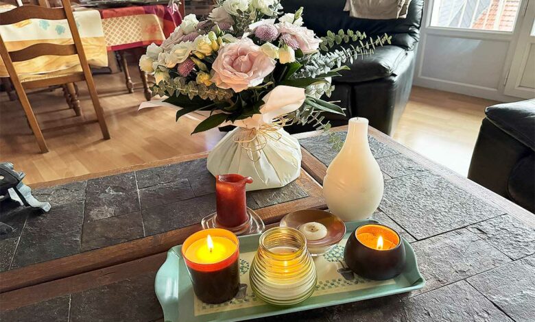 Une table avec des bougies.