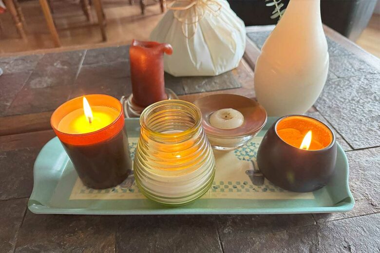 Un plateau avec des bougies.