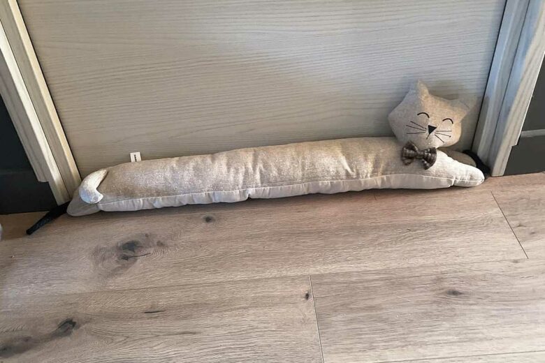 Un boudin de porte pour limiter les courants d'air.