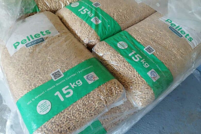 Des sacs de pellets de bois.