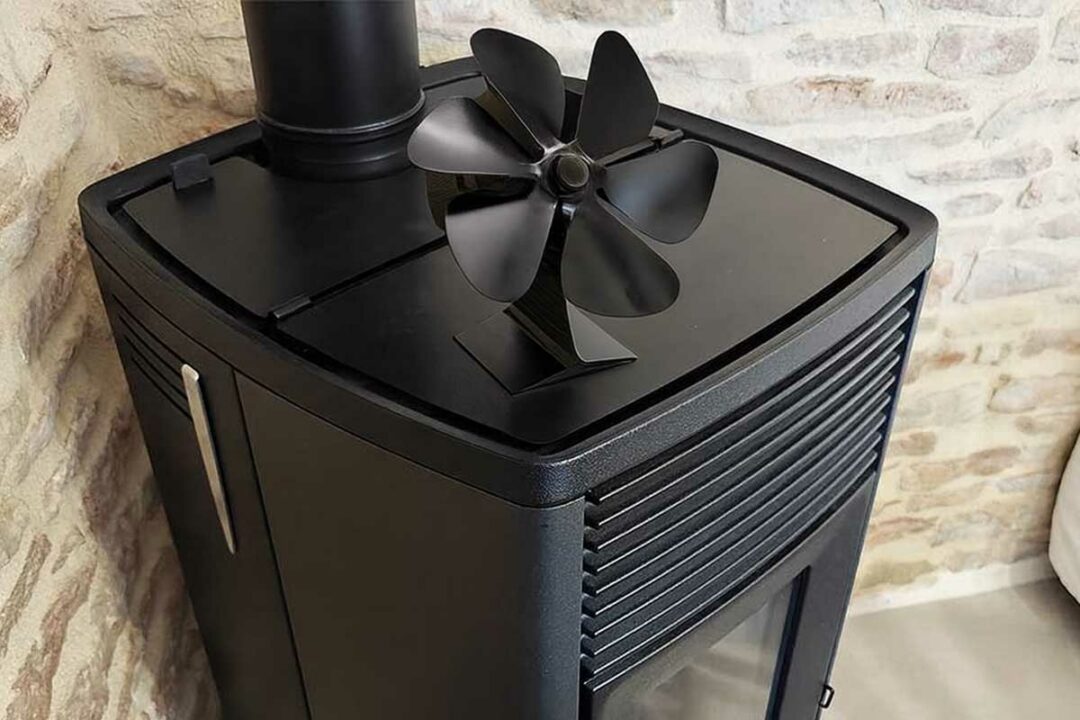 Un poêle avec un ventilateur.