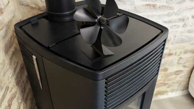 Un poêle avec un ventilateur.