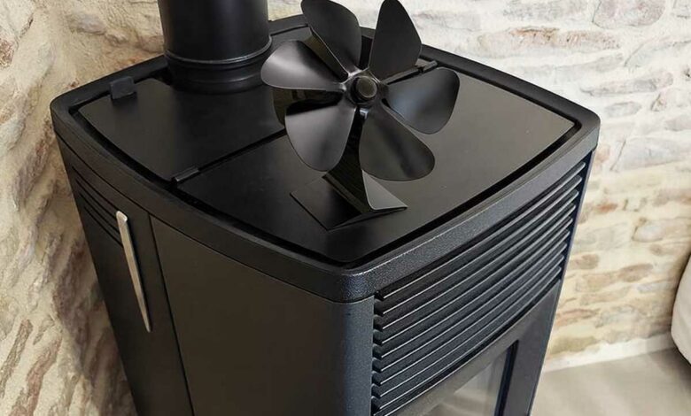 Un poêle avec un ventilateur.