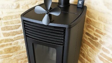Un ventilateur 4 pales posé sur un poêle.