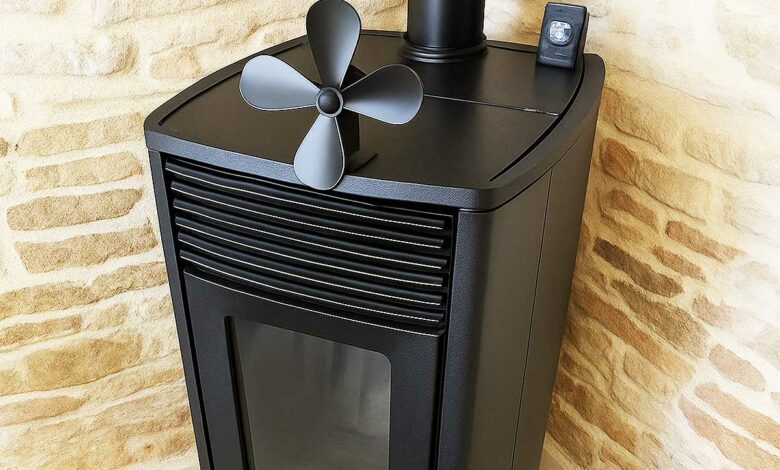 Un ventilateur 4 pales posé sur un poêle.