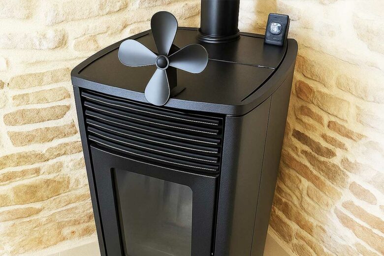 Un ventilateur 4 pales posé sur un poêle.