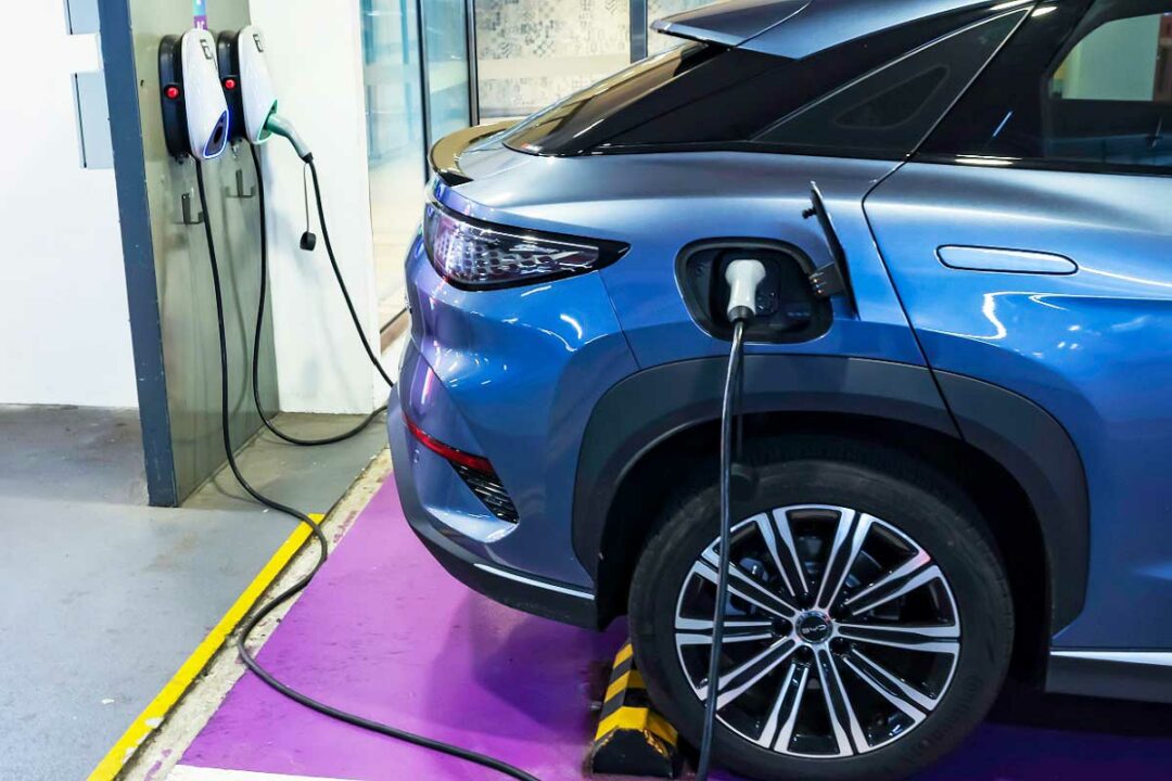Un véhicule BYD en charge.