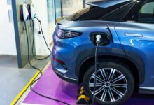 Un véhicule BYD en charge.